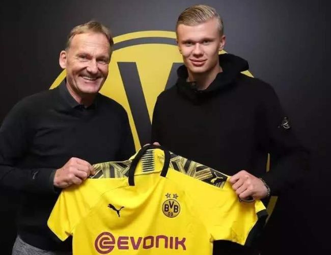 半场战报：尤文2-1卡利亚里，伊尔迪兹双响，弗拉霍维奇伤退（半场速递：尤文暂2-1领先卡利亚里，伊尔迪兹梅开二度，弗拉霍维奇伤退离场）