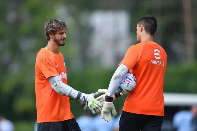 杜兰特关键三分点燃全场