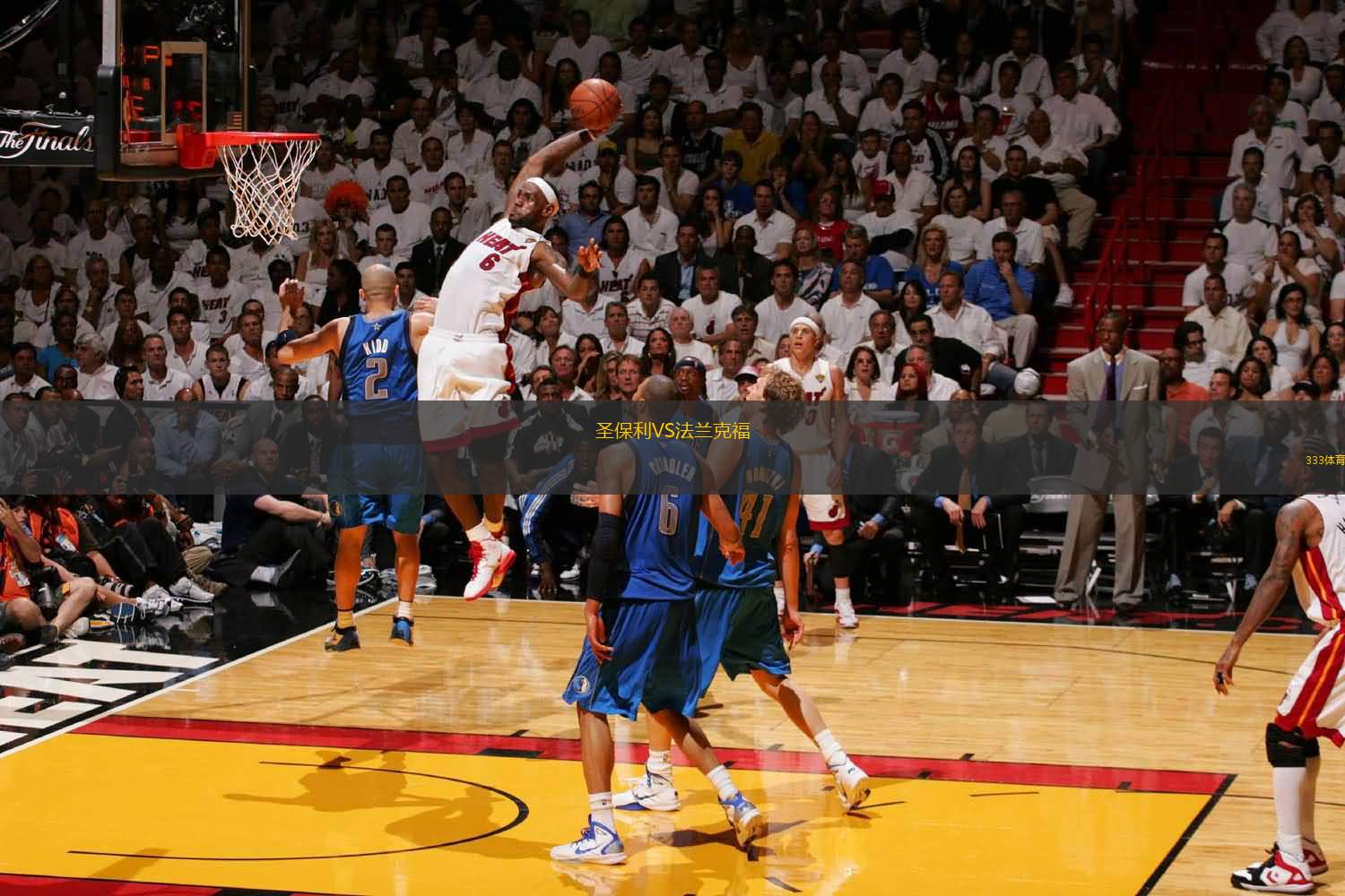 张琳艳赛后和凯莉交换球衣，后者直接把中国队球衣穿在身上（赛后张琳艳与凯莉互换球衣，凯莉当场披上中国队战袍）